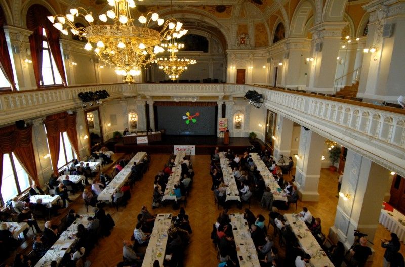 Celodenní sympózium s názvem Fórum pro kreativní Plzeň dnes ráno (31.10.2011) zahájila náměstkyně primátora Eva Herinková. Jedná se o profilovou akci společnosti Plzeň 2015, která se chce věnovat aktuálním tématům evropské budoucnosti. Letos se námětem pro fórum v souvislosti se získáním titulu Evropské hlavní město kultury 2015 stala kultura.