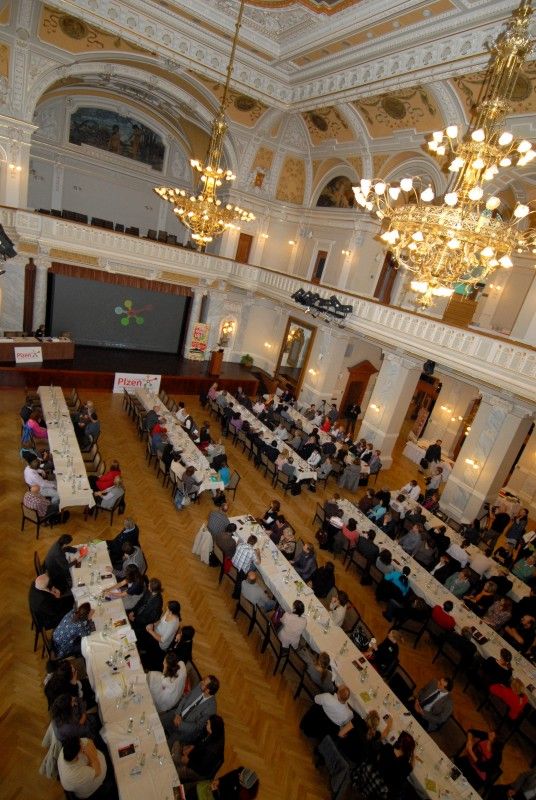 Celodenní sympózium s názvem Fórum pro kreativní Plzeň dnes ráno (31.10.2011) zahájila náměstkyně primátora Eva Herinková. Jedná se o profilovou akci společnosti Plzeň 2015, která se chce věnovat aktuálním tématům evropské budoucnosti. Letos se námětem pro fórum v souvislosti se získáním titulu Evropské hlavní město kultury 2015 stala kultura.