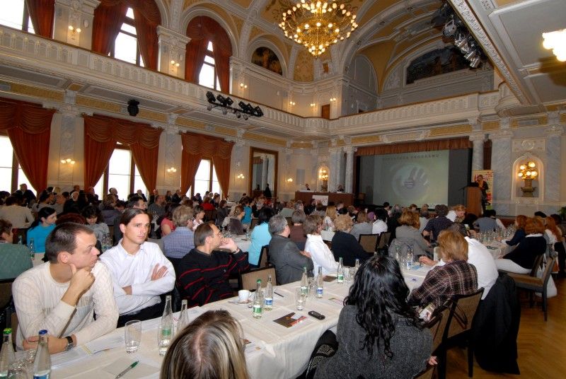 Celodenní sympózium s názvem Fórum pro kreativní Plzeň dnes ráno (31.10.2011) zahájila náměstkyně primátora Eva Herinková. Jedná se o profilovou akci společnosti Plzeň 2015, která se chce věnovat aktuálním tématům evropské budoucnosti. Letos se námětem pro fórum v souvislosti se získáním titulu Evropské hlavní město kultury 2015 stala kultura.