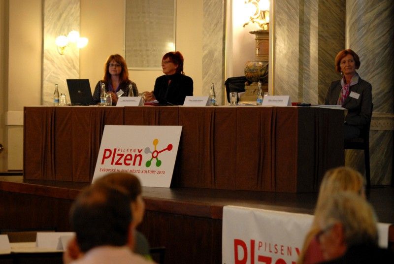 Celodenní sympózium s názvem Fórum pro kreativní Plzeň dnes ráno (31.10.2011) zahájila náměstkyně primátora Eva Herinková. Jedná se o profilovou akci společnosti Plzeň 2015, která se chce věnovat aktuálním tématům evropské budoucnosti. Letos se námětem pro fórum v souvislosti se získáním titulu Evropské hlavní město kultury 2015 stala kultura.