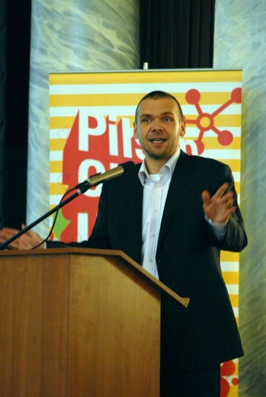 Celodenní sympózium s názvem Fórum pro kreativní Plzeň dnes ráno (31.10.2011) zahájila náměstkyně primátora Eva Herinková. Jedná se o profilovou akci společnosti Plzeň 2015, která se chce věnovat aktuálním tématům evropské budoucnosti. Letos se námětem pro fórum v souvislosti se získáním titulu Evropské hlavní město kultury 2015 stala kultura.