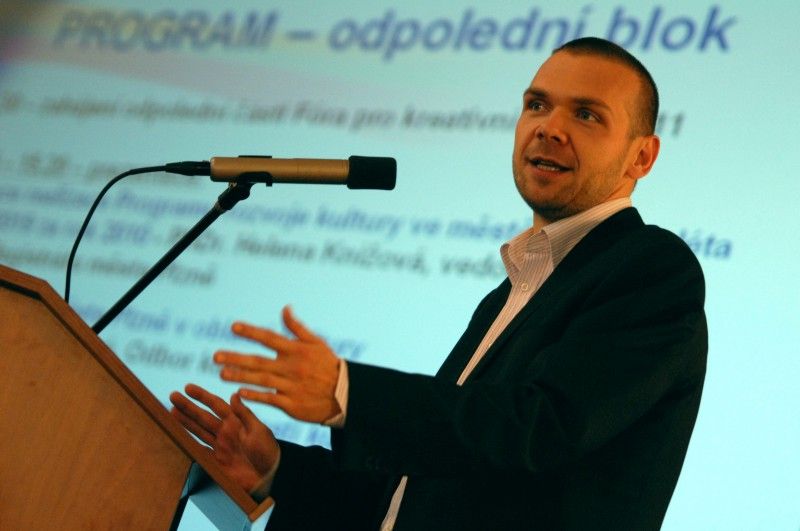 Celodenní sympózium s názvem Fórum pro kreativní Plzeň dnes ráno (31.10.2011) zahájila náměstkyně primátora Eva Herinková. Jedná se o profilovou akci společnosti Plzeň 2015, která se chce věnovat aktuálním tématům evropské budoucnosti. Letos se námětem pro fórum v souvislosti se získáním titulu Evropské hlavní město kultury 2015 stala kultura.