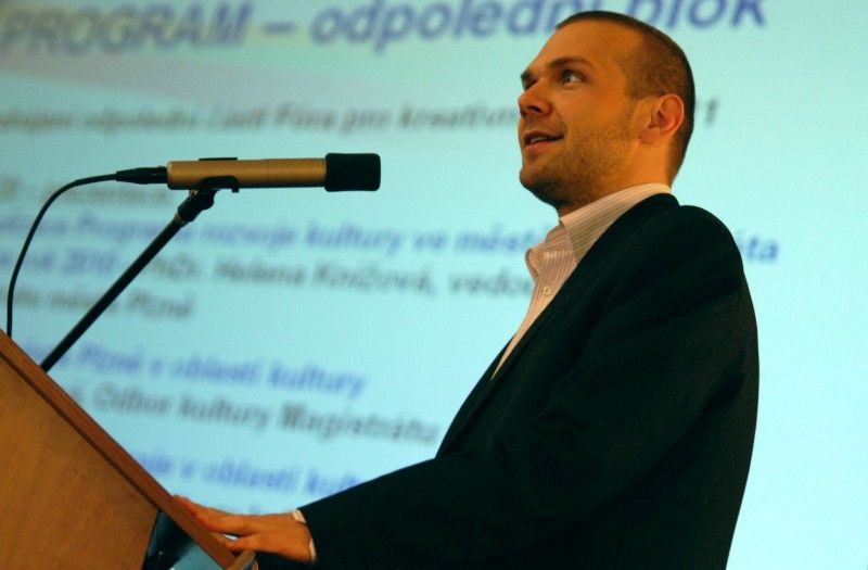 Celodenní sympózium s názvem Fórum pro kreativní Plzeň dnes ráno (31.10.2011) zahájila náměstkyně primátora Eva Herinková. Jedná se o profilovou akci společnosti Plzeň 2015, která se chce věnovat aktuálním tématům evropské budoucnosti. Letos se námětem pro fórum v souvislosti se získáním titulu Evropské hlavní město kultury 2015 stala kultura.