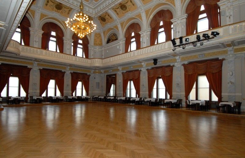 Vedle bohatého kulturního programu je největší novinkou v Měšťanské besedě digitalizace kinosálu. Divákům nabídne širší spektrum nejen filmových zážitků. Kromě promítání 3D koncertů plánuje dramaturgie kina pro milovníky baletu přímé přenosy ze světových tanečních pódií. (1.11.2011)