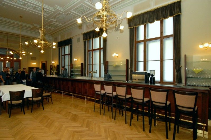 Vedle bohatého kulturního programu je největší novinkou v Měšťanské besedě digitalizace kinosálu. Divákům nabídne širší spektrum nejen filmových zážitků. Kromě promítání 3D koncertů plánuje dramaturgie kina pro milovníky baletu přímé přenosy ze světových tanečních pódií. (1.11.2011)