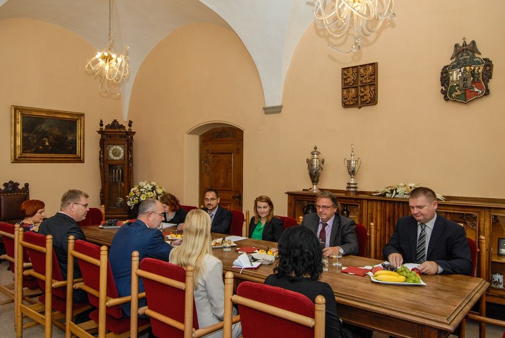 Možné zapojení města Plzně do pilotního projektu testování státem připravované koncepce sociálního bydlení, ale i náplň pro objekty nemocnice na Borech, které by se měly v budoucnu uvolnit po výstavbě nového chirurgického pavilonu, byly dnes (8.9.2015) mimo jiné tématy setkání ministryně práce a sociálních věcí Michaely Marksové a její náměstkyně Zuzany Jentschke Stöcklové se zástupci města Plzně.