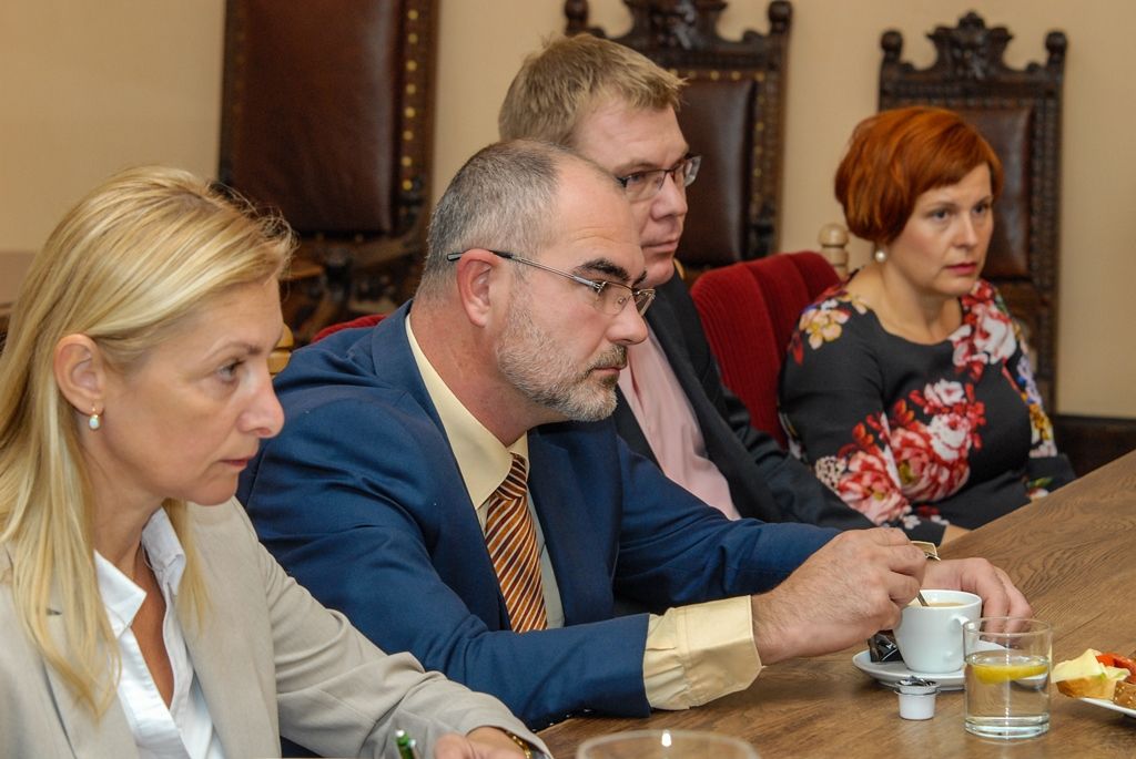 Možné zapojení města Plzně do pilotního projektu testování státem připravované koncepce sociálního bydlení, ale i náplň pro objekty nemocnice na Borech, které by se měly v budoucnu uvolnit po výstavbě nového chirurgického pavilonu, byly dnes (8.9.2015) mimo jiné tématy setkání ministryně práce a sociálních věcí Michaely Marksové a její náměstkyně Zuzany Jentschke Stöcklové se zástupci města Plzně.