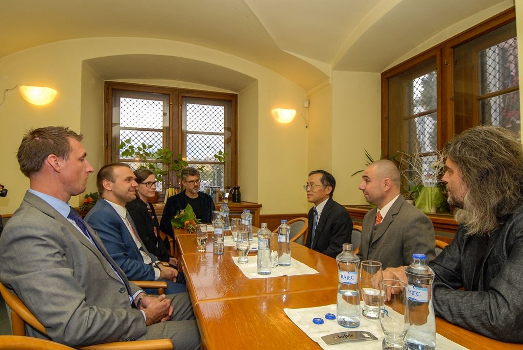 První evropská výstava velkoformátových kaligrafií japonské umělkyně Shōko Kanazawa byla včera (10.9.2015) otevřena v Západočeském muzeu v Plzni. Doplňuje ji expozice se skleněnými, bronzovými a keramickými plastikami kimon přední newyorské výtvarnice Karen LaMonte. Obě výstavy se konají v rámci mezinárodního festivalu Japan Fest 2015, jenž je součástí projektu Plzeň – Evropské hlavní město kultury 2015. Připomínají také výročí 25 let partnerství mezi Plzní a japonským Takasaki. Vernisáže a přijetí umělkyň včetně japonské delegace se zúčastnil za město Plzeň první náměstek primátora Martin Baxa.