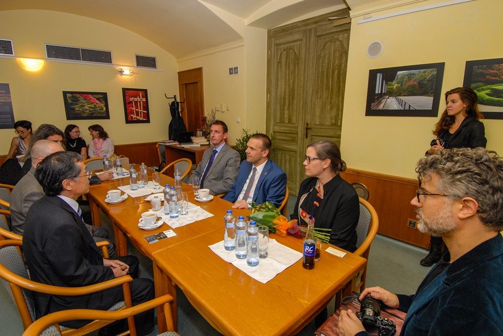 První evropská výstava velkoformátových kaligrafií japonské umělkyně Shōko Kanazawa byla včera (10.9.2015) otevřena v Západočeském muzeu v Plzni. Doplňuje ji expozice se skleněnými, bronzovými a keramickými plastikami kimon přední newyorské výtvarnice Karen LaMonte. Obě výstavy se konají v rámci mezinárodního festivalu Japan Fest 2015, jenž je součástí projektu Plzeň – Evropské hlavní město kultury 2015. Připomínají také výročí 25 let partnerství mezi Plzní a japonským Takasaki. Vernisáže a přijetí umělkyň včetně japonské delegace se zúčastnil za město Plzeň první náměstek primátora Martin Baxa.