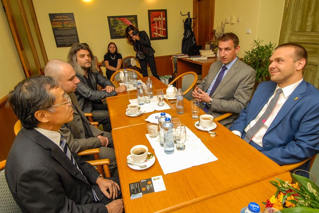 První evropská výstava velkoformátových kaligrafií japonské umělkyně Shōko Kanazawa byla včera (10.9.2015) otevřena v Západočeském muzeu v Plzni. Doplňuje ji expozice se skleněnými, bronzovými a keramickými plastikami kimon přední newyorské výtvarnice Karen LaMonte. Obě výstavy se konají v rámci mezinárodního festivalu Japan Fest 2015, jenž je součástí projektu Plzeň – Evropské hlavní město kultury 2015. Připomínají také výročí 25 let partnerství mezi Plzní a japonským Takasaki. Vernisáže a přijetí umělkyň včetně japonské delegace se zúčastnil za město Plzeň první náměstek primátora Martin Baxa.