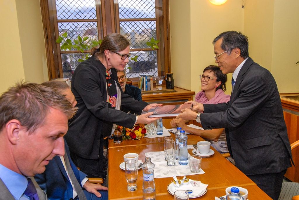 První evropská výstava velkoformátových kaligrafií japonské umělkyně Shōko Kanazawa byla včera (10.9.2015) otevřena v Západočeském muzeu v Plzni. Doplňuje ji expozice se skleněnými, bronzovými a keramickými plastikami kimon přední newyorské výtvarnice Karen LaMonte. Obě výstavy se konají v rámci mezinárodního festivalu Japan Fest 2015, jenž je součástí projektu Plzeň – Evropské hlavní město kultury 2015. Připomínají také výročí 25 let partnerství mezi Plzní a japonským Takasaki. Vernisáže a přijetí umělkyň včetně japonské delegace se zúčastnil za město Plzeň první náměstek primátora Martin Baxa.