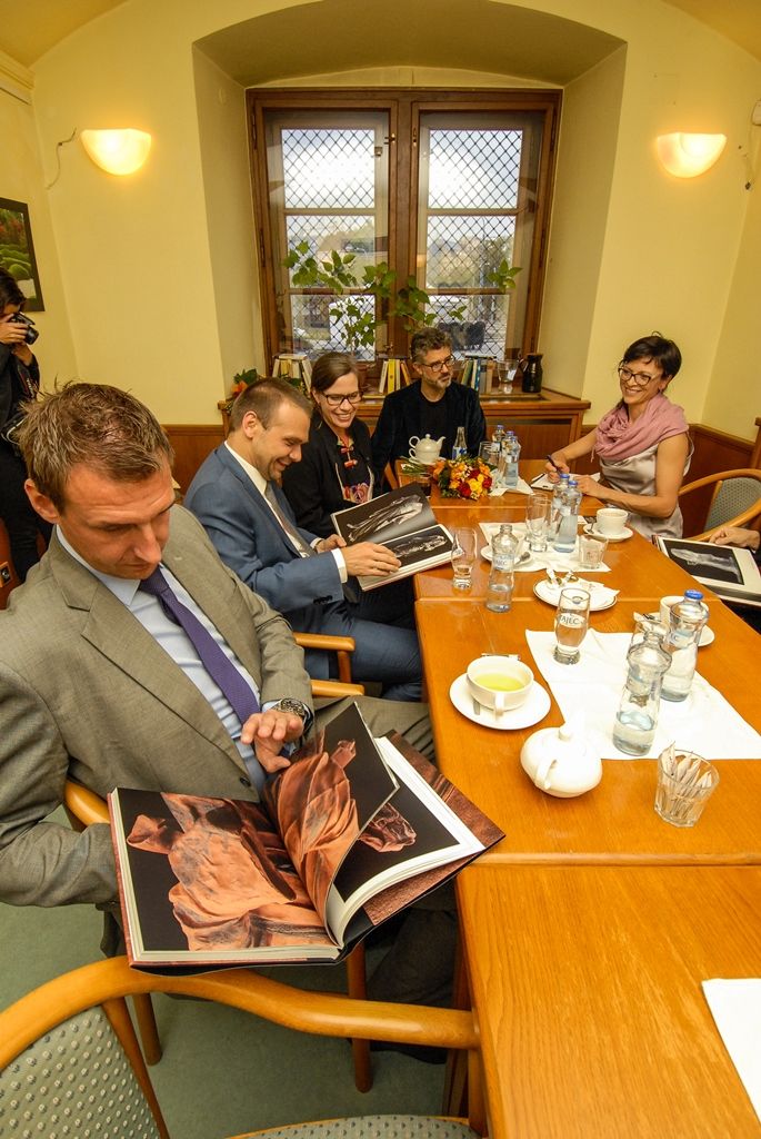 První evropská výstava velkoformátových kaligrafií japonské umělkyně Shōko Kanazawa byla včera (10.9.2015) otevřena v Západočeském muzeu v Plzni. Doplňuje ji expozice se skleněnými, bronzovými a keramickými plastikami kimon přední newyorské výtvarnice Karen LaMonte. Obě výstavy se konají v rámci mezinárodního festivalu Japan Fest 2015, jenž je součástí projektu Plzeň – Evropské hlavní město kultury 2015. Připomínají také výročí 25 let partnerství mezi Plzní a japonským Takasaki. Vernisáže a přijetí umělkyň včetně japonské delegace se zúčastnil za město Plzeň první náměstek primátora Martin Baxa.