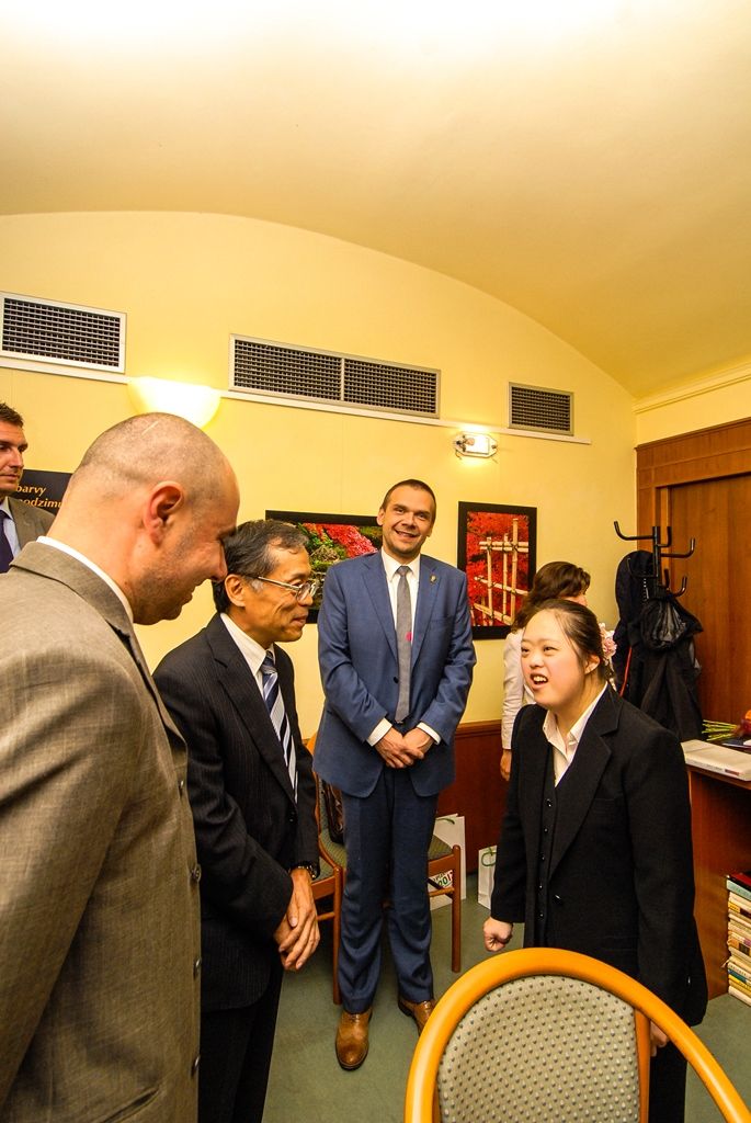První evropská výstava velkoformátových kaligrafií japonské umělkyně Shōko Kanazawa byla včera (10.9.2015) otevřena v Západočeském muzeu v Plzni. Doplňuje ji expozice se skleněnými, bronzovými a keramickými plastikami kimon přední newyorské výtvarnice Karen LaMonte. Obě výstavy se konají v rámci mezinárodního festivalu Japan Fest 2015, jenž je součástí projektu Plzeň – Evropské hlavní město kultury 2015. Připomínají také výročí 25 let partnerství mezi Plzní a japonským Takasaki. Vernisáže a přijetí umělkyň včetně japonské delegace se zúčastnil za město Plzeň první náměstek primátora Martin Baxa.