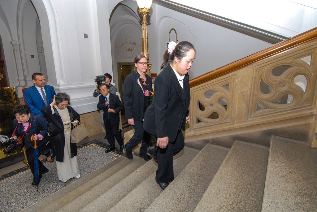 První evropská výstava velkoformátových kaligrafií japonské umělkyně Shōko Kanazawa byla včera (10.9.2015) otevřena v Západočeském muzeu v Plzni. Doplňuje ji expozice se skleněnými, bronzovými a keramickými plastikami kimon přední newyorské výtvarnice Karen LaMonte. Obě výstavy se konají v rámci mezinárodního festivalu Japan Fest 2015, jenž je součástí projektu Plzeň – Evropské hlavní město kultury 2015. Připomínají také výročí 25 let partnerství mezi Plzní a japonským Takasaki. Vernisáže a přijetí umělkyň včetně japonské delegace se zúčastnil za město Plzeň první náměstek primátora Martin Baxa.
