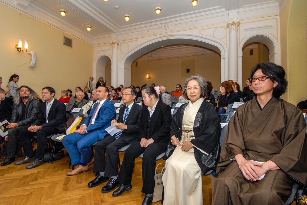 První evropská výstava velkoformátových kaligrafií japonské umělkyně Shōko Kanazawa byla včera (10.9.2015) otevřena v Západočeském muzeu v Plzni. Doplňuje ji expozice se skleněnými, bronzovými a keramickými plastikami kimon přední newyorské výtvarnice Karen LaMonte. Obě výstavy se konají v rámci mezinárodního festivalu Japan Fest 2015, jenž je součástí projektu Plzeň – Evropské hlavní město kultury 2015. Připomínají také výročí 25 let partnerství mezi Plzní a japonským Takasaki. Vernisáže a přijetí umělkyň včetně japonské delegace se zúčastnil za město Plzeň první náměstek primátora Martin Baxa.