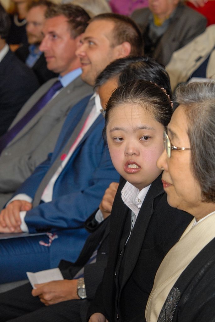 První evropská výstava velkoformátových kaligrafií japonské umělkyně Shōko Kanazawa byla včera (10.9.2015) otevřena v Západočeském muzeu v Plzni. Doplňuje ji expozice se skleněnými, bronzovými a keramickými plastikami kimon přední newyorské výtvarnice Karen LaMonte. Obě výstavy se konají v rámci mezinárodního festivalu Japan Fest 2015, jenž je součástí projektu Plzeň – Evropské hlavní město kultury 2015. Připomínají také výročí 25 let partnerství mezi Plzní a japonským Takasaki. Vernisáže a přijetí umělkyň včetně japonské delegace se zúčastnil za město Plzeň první náměstek primátora Martin Baxa.
