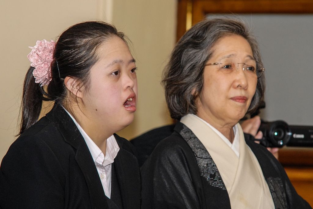 První evropská výstava velkoformátových kaligrafií japonské umělkyně Shōko Kanazawa byla včera (10.9.2015) otevřena v Západočeském muzeu v Plzni. Doplňuje ji expozice se skleněnými, bronzovými a keramickými plastikami kimon přední newyorské výtvarnice Karen LaMonte. Obě výstavy se konají v rámci mezinárodního festivalu Japan Fest 2015, jenž je součástí projektu Plzeň – Evropské hlavní město kultury 2015. Připomínají také výročí 25 let partnerství mezi Plzní a japonským Takasaki. Vernisáže a přijetí umělkyň včetně japonské delegace se zúčastnil za město Plzeň první náměstek primátora Martin Baxa.
