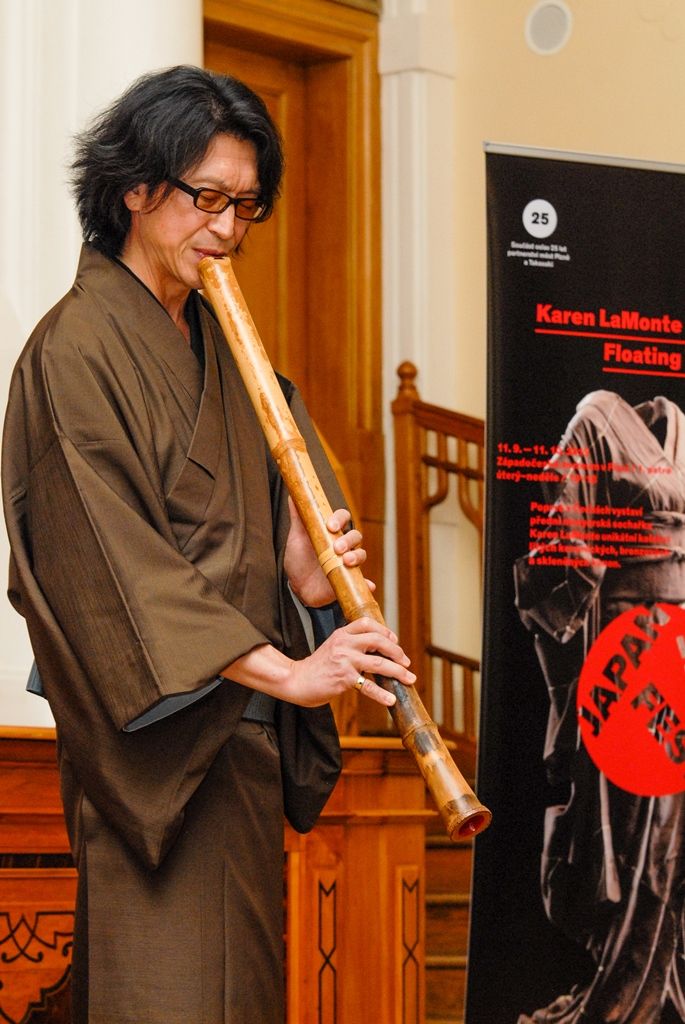 První evropská výstava velkoformátových kaligrafií japonské umělkyně Shōko Kanazawa byla včera (10.9.2015) otevřena v Západočeském muzeu v Plzni. Doplňuje ji expozice se skleněnými, bronzovými a keramickými plastikami kimon přední newyorské výtvarnice Karen LaMonte. Obě výstavy se konají v rámci mezinárodního festivalu Japan Fest 2015, jenž je součástí projektu Plzeň – Evropské hlavní město kultury 2015. Připomínají také výročí 25 let partnerství mezi Plzní a japonským Takasaki. Vernisáže a přijetí umělkyň včetně japonské delegace se zúčastnil za město Plzeň první náměstek primátora Martin Baxa.