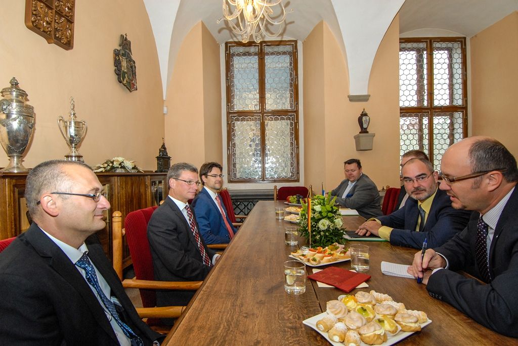 Řadu opatření přijalo před několika lety Bavorsko, aby zvrátilo trend, který nyní trápí i vysoké školy v Česku. Na ně nastupuje méně mladých lidí, což je dáno demografickým vývojem, současně klesá zájem o technické obory. „Počet studentů technických oborů se dá zvýšit, jde o obory budoucnosti. Mimořádně důležité je ale v tomto případě vzbudit zájem mladých o něco nového,“ řekl dnes při setkání s plzeňským primátorem Martinem Zrzaveckým Bernd Sibler, státní sekretář Bavorského státního ministerstva pro vzdělávání a kulturu, vědu a umění. Tématem jednání byla kromě podpory technického vzdělávání také přeshraniční spolupráce, a to na úrovni kultury i podnikatelské sféry. (foto: 11.9.2015)