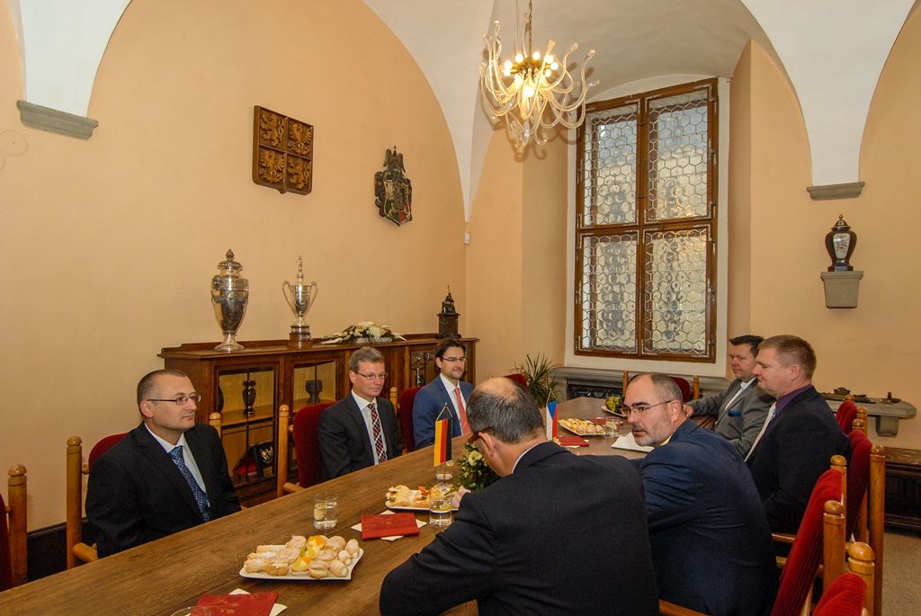 Řadu opatření přijalo před několika lety Bavorsko, aby zvrátilo trend, který nyní trápí i vysoké školy v Česku. Na ně nastupuje méně mladých lidí, což je dáno demografickým vývojem, současně klesá zájem o technické obory. „Počet studentů technických oborů se dá zvýšit, jde o obory budoucnosti. Mimořádně důležité je ale v tomto případě vzbudit zájem mladých o něco nového,“ řekl dnes při setkání s plzeňským primátorem Martinem Zrzaveckým Bernd Sibler, státní sekretář Bavorského státního ministerstva pro vzdělávání a kulturu, vědu a umění. Tématem jednání byla kromě podpory technického vzdělávání také přeshraniční spolupráce, a to na úrovni kultury i podnikatelské sféry. (foto: 11.9.2015)