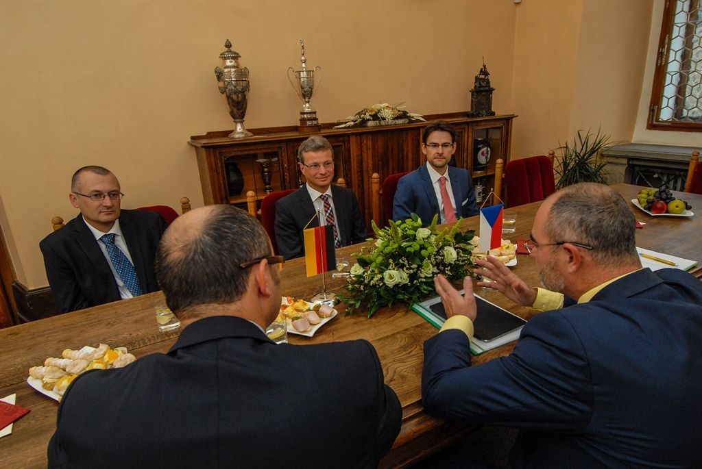 Řadu opatření přijalo před několika lety Bavorsko, aby zvrátilo trend, který nyní trápí i vysoké školy v Česku. Na ně nastupuje méně mladých lidí, což je dáno demografickým vývojem, současně klesá zájem o technické obory. „Počet studentů technických oborů se dá zvýšit, jde o obory budoucnosti. Mimořádně důležité je ale v tomto případě vzbudit zájem mladých o něco nového,“ řekl dnes při setkání s plzeňským primátorem Martinem Zrzaveckým Bernd Sibler, státní sekretář Bavorského státního ministerstva pro vzdělávání a kulturu, vědu a umění. Tématem jednání byla kromě podpory technického vzdělávání také přeshraniční spolupráce, a to na úrovni kultury i podnikatelské sféry. (foto: 11.9.2015)