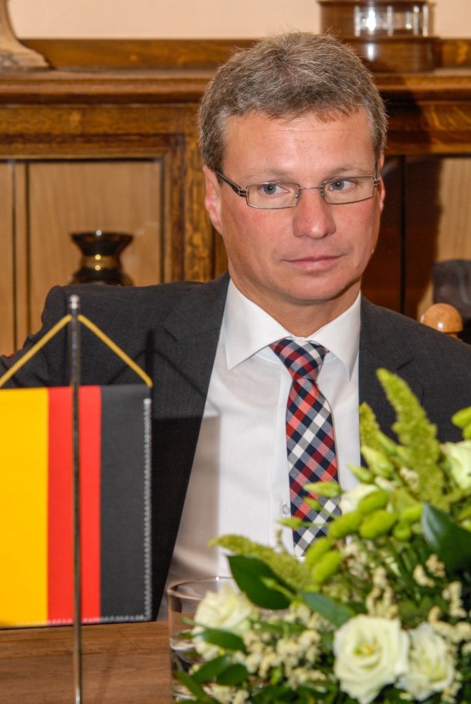 Řadu opatření přijalo před několika lety Bavorsko, aby zvrátilo trend, který nyní trápí i vysoké školy v Česku. Na ně nastupuje méně mladých lidí, což je dáno demografickým vývojem, současně klesá zájem o technické obory. „Počet studentů technických oborů se dá zvýšit, jde o obory budoucnosti. Mimořádně důležité je ale v tomto případě vzbudit zájem mladých o něco nového,“ řekl dnes při setkání s plzeňským primátorem Martinem Zrzaveckým Bernd Sibler, státní sekretář Bavorského státního ministerstva pro vzdělávání a kulturu, vědu a umění. Tématem jednání byla kromě podpory technického vzdělávání také přeshraniční spolupráce, a to na úrovni kultury i podnikatelské sféry. (foto: 11.9.2015)