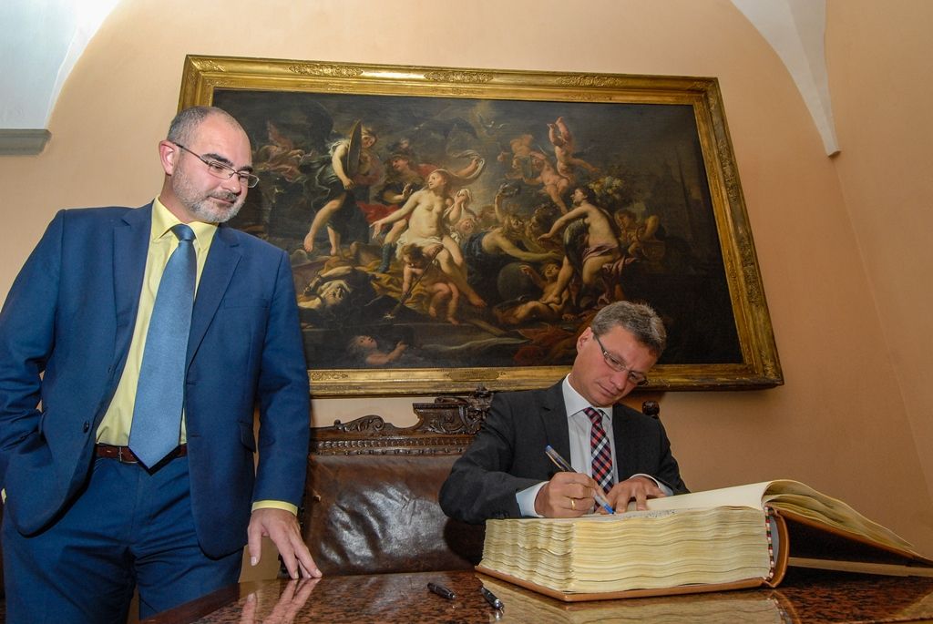 Řadu opatření přijalo před několika lety Bavorsko, aby zvrátilo trend, který nyní trápí i vysoké školy v Česku. Na ně nastupuje méně mladých lidí, což je dáno demografickým vývojem, současně klesá zájem o technické obory. „Počet studentů technických oborů se dá zvýšit, jde o obory budoucnosti. Mimořádně důležité je ale v tomto případě vzbudit zájem mladých o něco nového,“ řekl dnes při setkání s plzeňským primátorem Martinem Zrzaveckým Bernd Sibler, státní sekretář Bavorského státního ministerstva pro vzdělávání a kulturu, vědu a umění. Tématem jednání byla kromě podpory technického vzdělávání také přeshraniční spolupráce, a to na úrovni kultury i podnikatelské sféry. (foto: 11.9.2015)