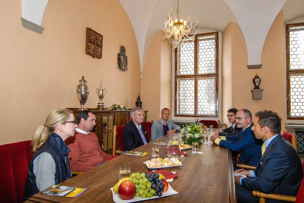 Přispět k oslavám osvobození v Plzni v následujících letech i pomoci českým firmám dostat se na americký trh chce ministr obchodu Severní Karolíny John Skvarla. Politik s českými kořeny je v těchto dnech na návštěvě České republiky a kromě Prahy se rozhodl přijet i do Plzně, která jej zaujala zejména událostmi druhé světové války a účastí amerických jednotek na jejím osvobození. „O Plzni jsem čítával celá léta,“ řekl John Skvarla dnes při přijetí na radnici primátorovi Martinu Zrzaveckému a jeho náměstku Pavlu Kotasovi. (foto: 11.9.2015)