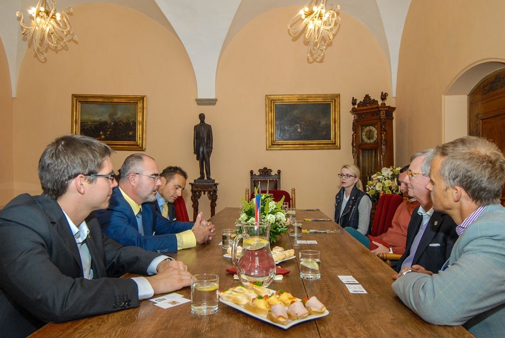 Přispět k oslavám osvobození v Plzni v následujících letech i pomoci českým firmám dostat se na americký trh chce ministr obchodu Severní Karolíny John Skvarla. Politik s českými kořeny je v těchto dnech na návštěvě České republiky a kromě Prahy se rozhodl přijet i do Plzně, která jej zaujala zejména událostmi druhé světové války a účastí amerických jednotek na jejím osvobození. „O Plzni jsem čítával celá léta,“ řekl John Skvarla dnes při přijetí na radnici primátorovi Martinu Zrzaveckému a jeho náměstku Pavlu Kotasovi. (foto: 11.9.2015)