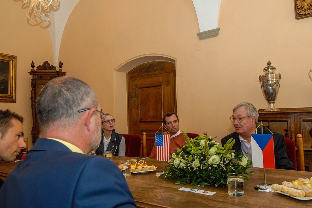 Přispět k oslavám osvobození v Plzni v následujících letech i pomoci českým firmám dostat se na americký trh chce ministr obchodu Severní Karolíny John Skvarla. Politik s českými kořeny je v těchto dnech na návštěvě České republiky a kromě Prahy se rozhodl přijet i do Plzně, která jej zaujala zejména událostmi druhé světové války a účastí amerických jednotek na jejím osvobození. „O Plzni jsem čítával celá léta,“ řekl John Skvarla dnes při přijetí na radnici primátorovi Martinu Zrzaveckému a jeho náměstku Pavlu Kotasovi. (foto: 11.9.2015)