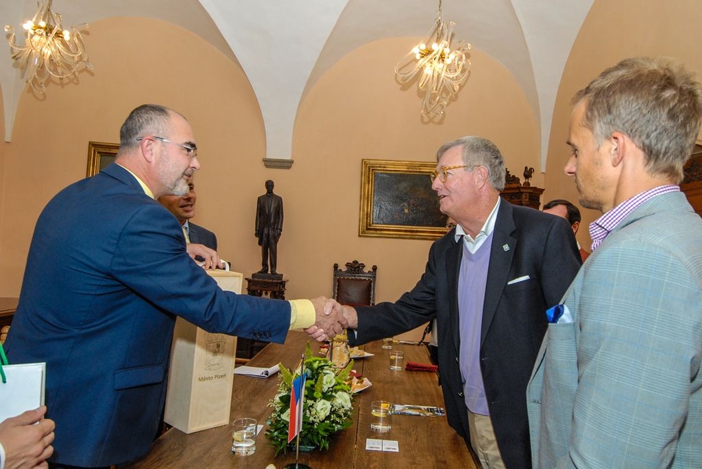 Přispět k oslavám osvobození v Plzni v následujících letech i pomoci českým firmám dostat se na americký trh chce ministr obchodu Severní Karolíny John Skvarla. Politik s českými kořeny je v těchto dnech na návštěvě České republiky a kromě Prahy se rozhodl přijet i do Plzně, která jej zaujala zejména událostmi druhé světové války a účastí amerických jednotek na jejím osvobození. „O Plzni jsem čítával celá léta,“ řekl John Skvarla dnes při přijetí na radnici primátorovi Martinu Zrzaveckému a jeho náměstku Pavlu Kotasovi. (foto: 11.9.2015)