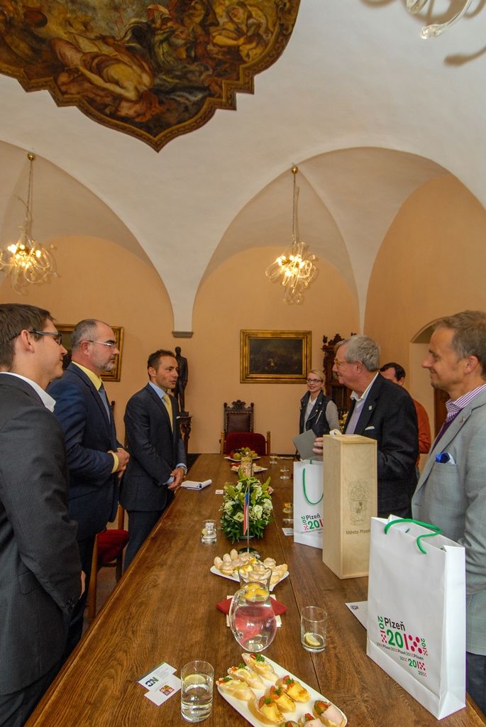 Přispět k oslavám osvobození v Plzni v následujících letech i pomoci českým firmám dostat se na americký trh chce ministr obchodu Severní Karolíny John Skvarla. Politik s českými kořeny je v těchto dnech na návštěvě České republiky a kromě Prahy se rozhodl přijet i do Plzně, která jej zaujala zejména událostmi druhé světové války a účastí amerických jednotek na jejím osvobození. „O Plzni jsem čítával celá léta,“ řekl John Skvarla dnes při přijetí na radnici primátorovi Martinu Zrzaveckému a jeho náměstku Pavlu Kotasovi. (foto: 11.9.2015)