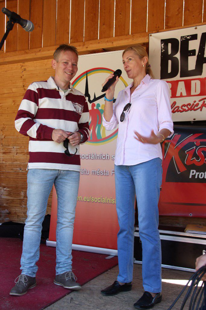 Rekordní účast zaznamenal 6. ročník akce „Hodíme se do pohody, špacírujem kolem vody“, který na Ranči Šídlovák uspořádal v neděli 13. září 2015 magistrátní Odbor sociálních služeb za podpory Městského obvodu Plzeň 1 a ve spolupráci s neziskovými organizacemi. Tradičního pochodu pro malé i velké turisty kolem plzeňských rybníků se zúčastnilo na 5000 zájemců včetně 1800 dětí. (foto: Odbor sociálních služeb MMP / P. Nový)