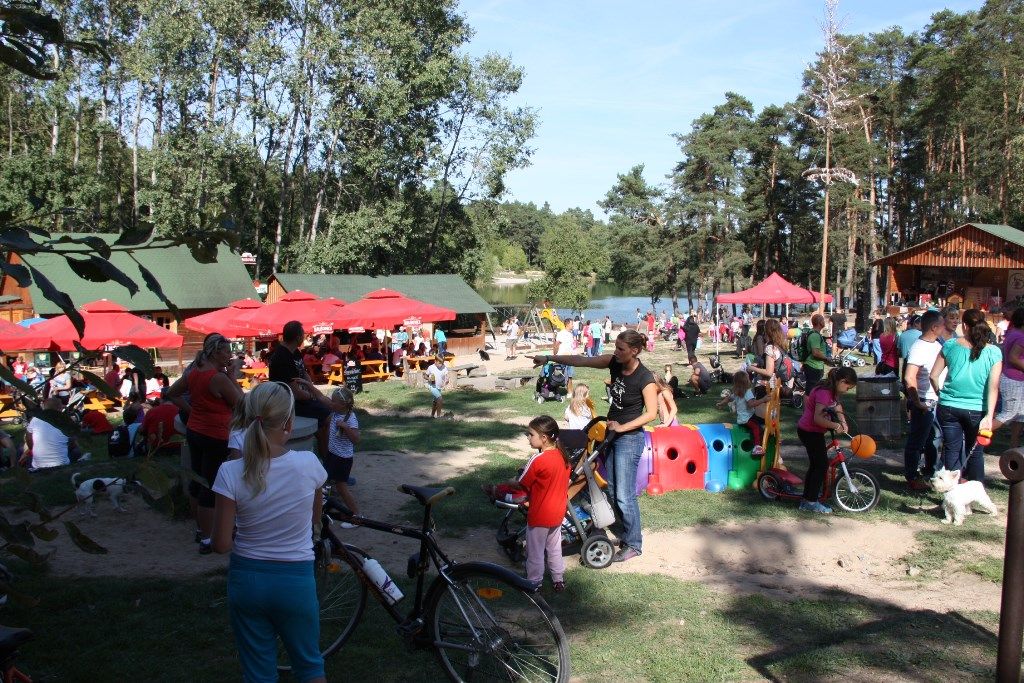Rekordní účast zaznamenal 6. ročník akce „Hodíme se do pohody, špacírujem kolem vody“, který na Ranči Šídlovák uspořádal v neděli 13. září 2015 magistrátní Odbor sociálních služeb za podpory Městského obvodu Plzeň 1 a ve spolupráci s neziskovými organizacemi. Tradičního pochodu pro malé i velké turisty kolem plzeňských rybníků se zúčastnilo na 5000 zájemců včetně 1800 dětí. (foto: Odbor sociálních služeb MMP / P. Nový)