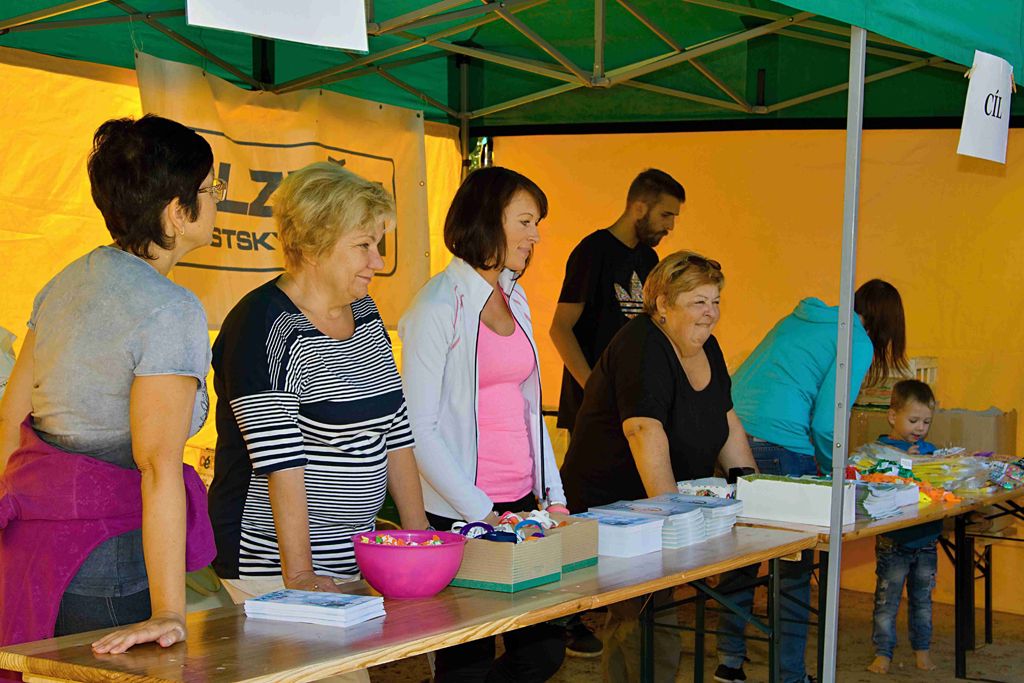 Rekordní účast zaznamenal 6. ročník akce „Hodíme se do pohody, špacírujem kolem vody“, který na Ranči Šídlovák uspořádal v neděli 13. září 2015 magistrátní Odbor sociálních služeb za podpory Městského obvodu Plzeň 1 a ve spolupráci s neziskovými organizacemi. Tradičního pochodu pro malé i velké turisty kolem plzeňských rybníků se zúčastnilo na 5000 zájemců včetně 1800 dětí. (foto: Odbor sociálních služeb MMP / P. Nový)