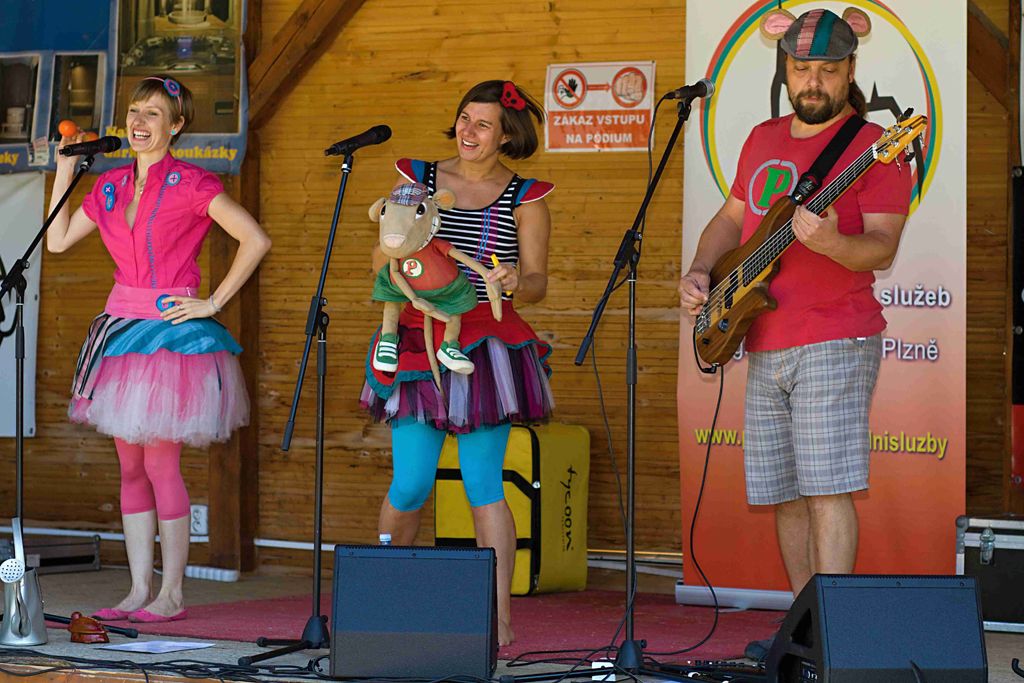 Rekordní účast zaznamenal 6. ročník akce „Hodíme se do pohody, špacírujem kolem vody“, který na Ranči Šídlovák uspořádal v neděli 13. září 2015 magistrátní Odbor sociálních služeb za podpory Městského obvodu Plzeň 1 a ve spolupráci s neziskovými organizacemi. Tradičního pochodu pro malé i velké turisty kolem plzeňských rybníků se zúčastnilo na 5000 zájemců včetně 1800 dětí. (foto: Odbor sociálních služeb MMP / P. Nový)