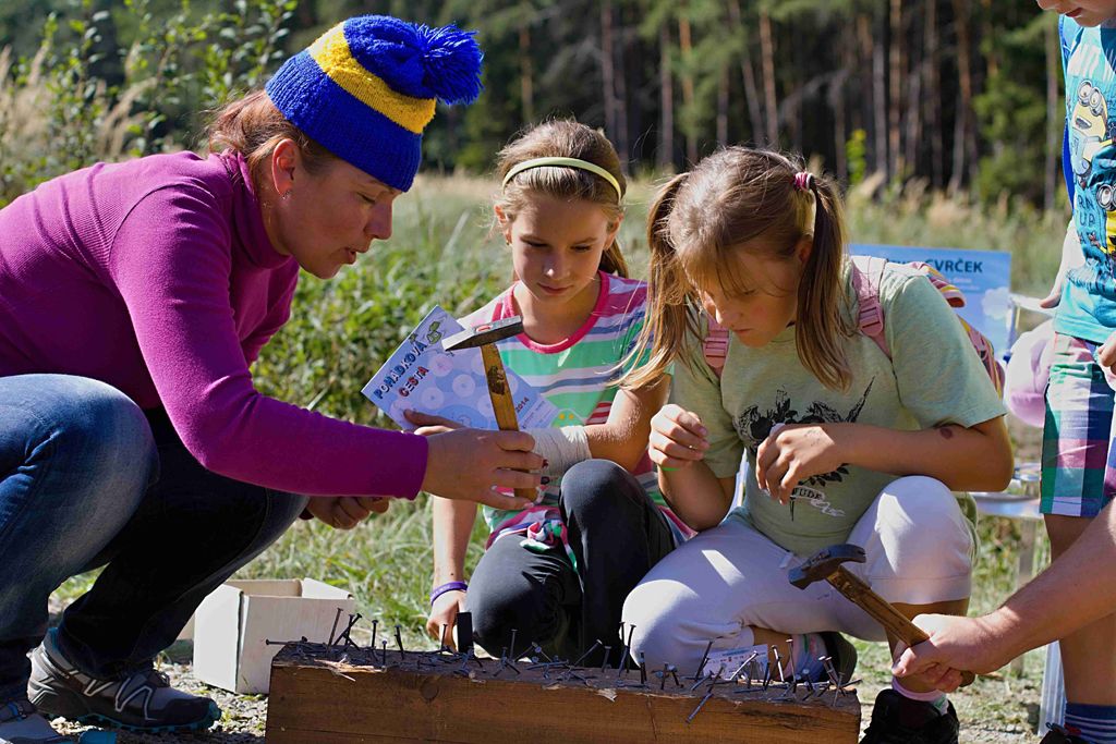 Rekordní účast zaznamenal 6. ročník akce „Hodíme se do pohody, špacírujem kolem vody“, který na Ranči Šídlovák uspořádal v neděli 13. září 2015 magistrátní Odbor sociálních služeb za podpory Městského obvodu Plzeň 1 a ve spolupráci s neziskovými organizacemi. Tradičního pochodu pro malé i velké turisty kolem plzeňských rybníků se zúčastnilo na 5000 zájemců včetně 1800 dětí. (foto: Odbor sociálních služeb MMP / P. Nový)