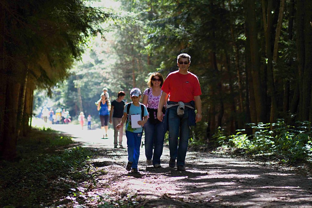 Rekordní účast zaznamenal 6. ročník akce „Hodíme se do pohody, špacírujem kolem vody“, který na Ranči Šídlovák uspořádal v neděli 13. září 2015 magistrátní Odbor sociálních služeb za podpory Městského obvodu Plzeň 1 a ve spolupráci s neziskovými organizacemi. Tradičního pochodu pro malé i velké turisty kolem plzeňských rybníků se zúčastnilo na 5000 zájemců včetně 1800 dětí. (foto: Odbor sociálních služeb MMP / P. Nový)
