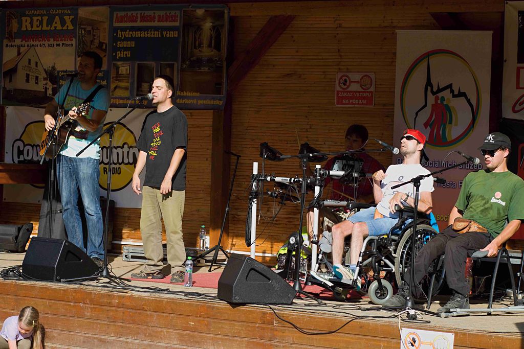 Rekordní účast zaznamenal 6. ročník akce „Hodíme se do pohody, špacírujem kolem vody“, který na Ranči Šídlovák uspořádal v neděli 13. září 2015 magistrátní Odbor sociálních služeb za podpory Městského obvodu Plzeň 1 a ve spolupráci s neziskovými organizacemi. Tradičního pochodu pro malé i velké turisty kolem plzeňských rybníků se zúčastnilo na 5000 zájemců včetně 1800 dětí. (foto: Odbor sociálních služeb MMP / P. Nový)