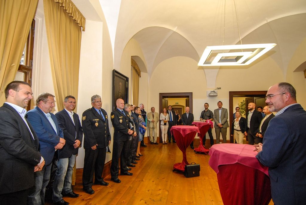 Primátor města Plzně Martin Zrzavecký i jeho první náměstek Martin Baxa dnes (14.9.2015) na radnici poděkovali bezpečnostním složkám za zajištění akce Obří loutky v Plzni, kterou poslední srpnový víkend navštívilo přes 100 tisíc lidí, ale i za zajištění dalších událostí konaných jako součást projektu Plzeň – Evropské hlavní město kultury 2015.