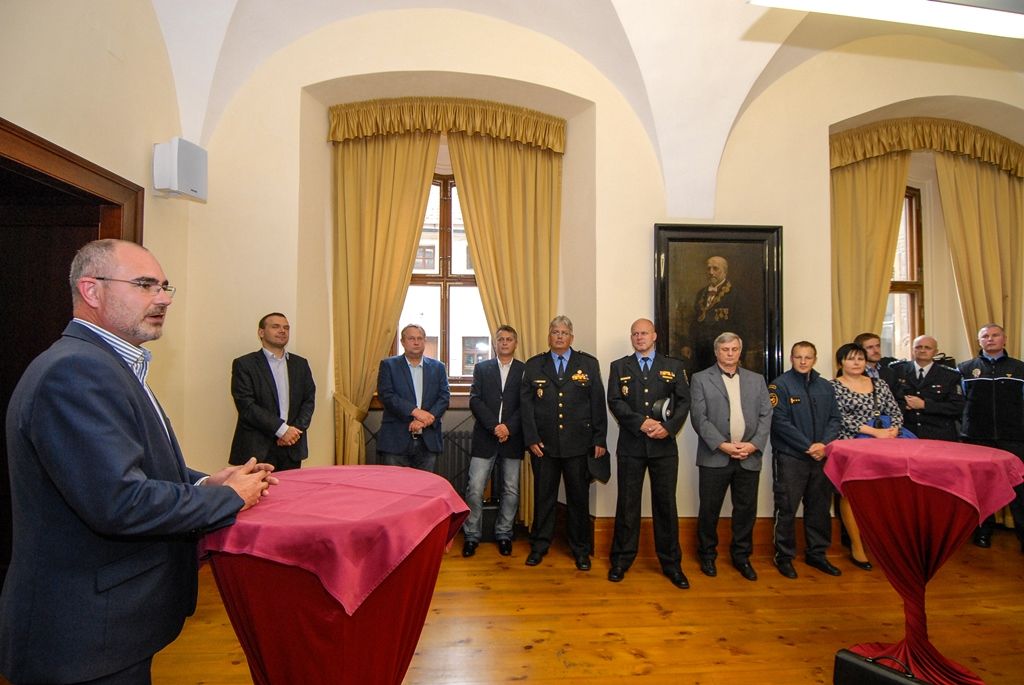 Primátor města Plzně Martin Zrzavecký i jeho první náměstek Martin Baxa dnes (14.9.2015) na radnici poděkovali bezpečnostním složkám za zajištění akce Obří loutky v Plzni, kterou poslední srpnový víkend navštívilo přes 100 tisíc lidí, ale i za zajištění dalších událostí konaných jako součást projektu Plzeň – Evropské hlavní město kultury 2015.