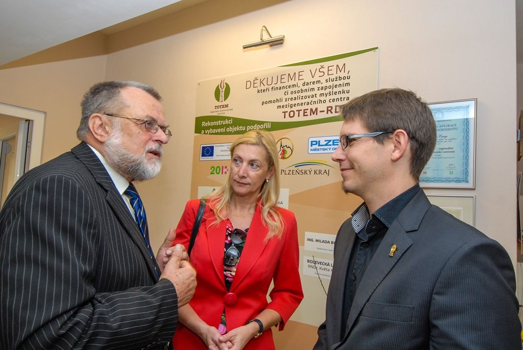 Zcela bezbariérové jsou nově prostory mezigeneračního zařízení Totem – Regionální dobrovolnické centrum v Kaznějovské ulici. Centrum, jež má na 800 klientů z řad seniorů, dobrovolníků a dalších skupin, zlepší své služby díky nově vybudovanému výtahu. Na něj přispělo částkou 250 tisíc korun město Plzeň, dotaci ve výši 750 tisíc korun přislíbilo Ministerstvo práce a sociálních věcí. Slavnostní zahájení sezony Totemu a současně i otevření výtahu se dnes pod záštitou primátora Martina Zrzaveckého zúčastnili jeho náměstci Eva Herinková a Pavel Kotas, dále i starostové prvního a druhého městského obvodu Miroslav Brabec a Lumír Aschenbrenner. (foto: 16.9.2015)