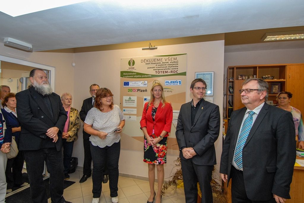 Zcela bezbariérové jsou nově prostory mezigeneračního zařízení Totem – Regionální dobrovolnické centrum v Kaznějovské ulici. Centrum, jež má na 800 klientů z řad seniorů, dobrovolníků a dalších skupin, zlepší své služby díky nově vybudovanému výtahu. Na něj přispělo částkou 250 tisíc korun město Plzeň, dotaci ve výši 750 tisíc korun přislíbilo Ministerstvo práce a sociálních věcí. Slavnostní zahájení sezony Totemu a současně i otevření výtahu se dnes pod záštitou primátora Martina Zrzaveckého zúčastnili jeho náměstci Eva Herinková a Pavel Kotas, dále i starostové prvního a druhého městského obvodu Miroslav Brabec a Lumír Aschenbrenner. (foto: 16.9.2015)