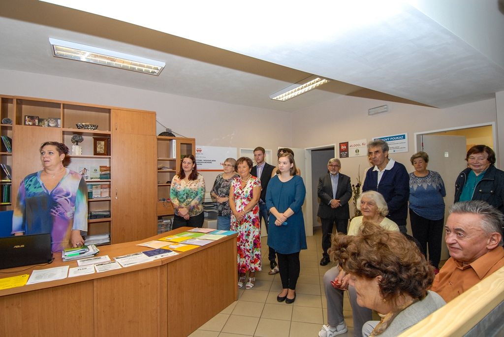 Zcela bezbariérové jsou nově prostory mezigeneračního zařízení Totem – Regionální dobrovolnické centrum v Kaznějovské ulici. Centrum, jež má na 800 klientů z řad seniorů, dobrovolníků a dalších skupin, zlepší své služby díky nově vybudovanému výtahu. Na něj přispělo částkou 250 tisíc korun město Plzeň, dotaci ve výši 750 tisíc korun přislíbilo Ministerstvo práce a sociálních věcí. Slavnostní zahájení sezony Totemu a současně i otevření výtahu se dnes pod záštitou primátora Martina Zrzaveckého zúčastnili jeho náměstci Eva Herinková a Pavel Kotas, dále i starostové prvního a druhého městského obvodu Miroslav Brabec a Lumír Aschenbrenner. (foto: 16.9.2015)