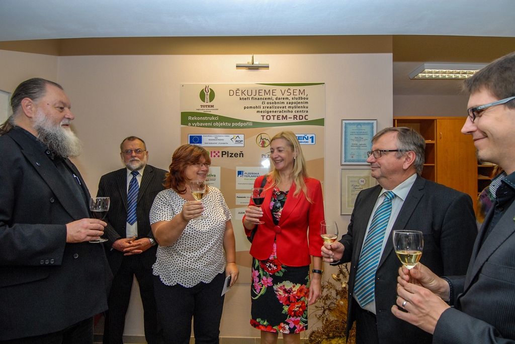 Zcela bezbariérové jsou nově prostory mezigeneračního zařízení Totem – Regionální dobrovolnické centrum v Kaznějovské ulici. Centrum, jež má na 800 klientů z řad seniorů, dobrovolníků a dalších skupin, zlepší své služby díky nově vybudovanému výtahu. Na něj přispělo částkou 250 tisíc korun město Plzeň, dotaci ve výši 750 tisíc korun přislíbilo Ministerstvo práce a sociálních věcí. Slavnostní zahájení sezony Totemu a současně i otevření výtahu se dnes pod záštitou primátora Martina Zrzaveckého zúčastnili jeho náměstci Eva Herinková a Pavel Kotas, dále i starostové prvního a druhého městského obvodu Miroslav Brabec a Lumír Aschenbrenner. (foto: 16.9.2015)