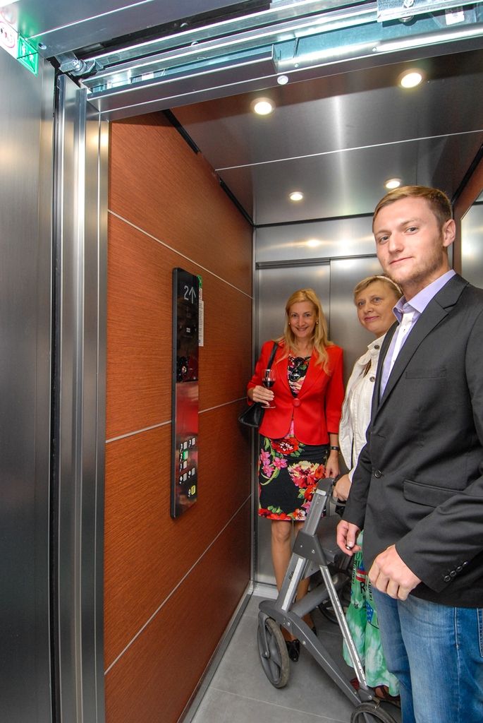 Zcela bezbariérové jsou nově prostory mezigeneračního zařízení Totem – Regionální dobrovolnické centrum v Kaznějovské ulici. Centrum, jež má na 800 klientů z řad seniorů, dobrovolníků a dalších skupin, zlepší své služby díky nově vybudovanému výtahu. Na něj přispělo částkou 250 tisíc korun město Plzeň, dotaci ve výši 750 tisíc korun přislíbilo Ministerstvo práce a sociálních věcí. Slavnostní zahájení sezony Totemu a současně i otevření výtahu se dnes pod záštitou primátora Martina Zrzaveckého zúčastnili jeho náměstci Eva Herinková a Pavel Kotas, dále i starostové prvního a druhého městského obvodu Miroslav Brabec a Lumír Aschenbrenner. (foto: 16.9.2015)