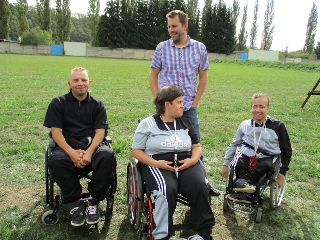 Radost ze setkání a pohoda provázely 5. ročník střeleckého přeboru HANDICAP SHOOTING CUP 2015, kde na pět desítek zdravotně postižených amatérských sportovců poměřilo své síly ve střelbě. Armádní střelnice Lobzích poskytla 16. září 2015 již tradičně zázemí akci, kterou pod záštitou rezortní náměstkyně primátora města Plzně Evy Herinkové pořádá Odbor sociálních služeb Magistrátu města Plzně ve spolupráci se Sportovně střeleckým klubem Dukla Plzeň. Zastoupeny byly organizace Vozíčkáři Plzeňska, Svaz tělesně postižených Plzeň, Občanské sdružení Ty a Já, Občanské sdružení Tak pojď s námi, CPTS Zbůch, Diakonie ČCE – stacionář Človíček, Tyflocentrum, denní stacionáře Nováček a Jitřenka. (foto: Odbor sociálních služeb MMP)