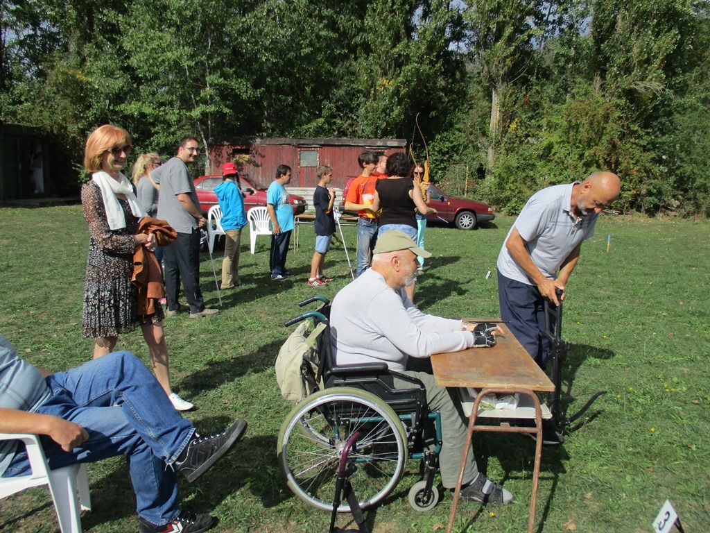 Radost ze setkání a pohoda provázely 5. ročník střeleckého přeboru HANDICAP SHOOTING CUP 2015, kde na pět desítek zdravotně postižených amatérských sportovců poměřilo své síly ve střelbě. Armádní střelnice Lobzích poskytla 16. září 2015 již tradičně zázemí akci, kterou pod záštitou rezortní náměstkyně primátora města Plzně Evy Herinkové pořádá Odbor sociálních služeb Magistrátu města Plzně ve spolupráci se Sportovně střeleckým klubem Dukla Plzeň. Zastoupeny byly organizace Vozíčkáři Plzeňska, Svaz tělesně postižených Plzeň, Občanské sdružení Ty a Já, Občanské sdružení Tak pojď s námi, CPTS Zbůch, Diakonie ČCE – stacionář Človíček, Tyflocentrum, denní stacionáře Nováček a Jitřenka. (foto: Odbor sociálních služeb MMP)
