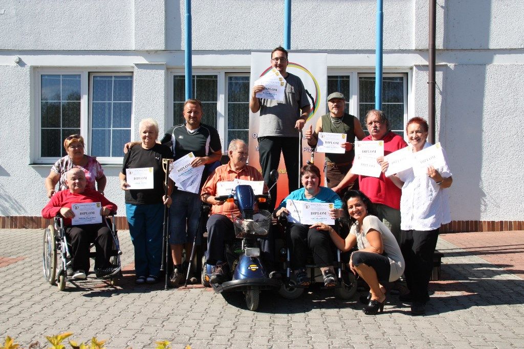 Radost ze setkání a pohoda provázely 5. ročník střeleckého přeboru HANDICAP SHOOTING CUP 2015, kde na pět desítek zdravotně postižených amatérských sportovců poměřilo své síly ve střelbě. Armádní střelnice Lobzích poskytla 16. září 2015 již tradičně zázemí akci, kterou pod záštitou rezortní náměstkyně primátora města Plzně Evy Herinkové pořádá Odbor sociálních služeb Magistrátu města Plzně ve spolupráci se Sportovně střeleckým klubem Dukla Plzeň. Zastoupeny byly organizace Vozíčkáři Plzeňska, Svaz tělesně postižených Plzeň, Občanské sdružení Ty a Já, Občanské sdružení Tak pojď s námi, CPTS Zbůch, Diakonie ČCE – stacionář Človíček, Tyflocentrum, denní stacionáře Nováček a Jitřenka. (foto: Odbor sociálních služeb MMP)