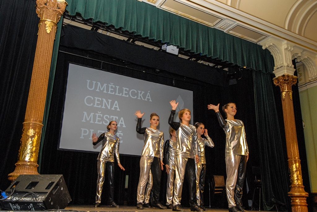 Tanečník a choreograf Richard Ševčík, akademický sochař František Pelikán, firma Klotz a.s. a Plzeňská filharmonie, to jsou držitelé Umělecké ceny města Plzně za rok 2014. Ocenění za uměleckou činnost, dílo nebo kulturní počin, které významně obohatily kulturní dění a rozvoj Plzně a přispěly k posílení jejího dobrého jména, uděluje krajská metropole od roku 2013. Laureátům cenu ve středu slavnostně předali náměstci primátora města Plzně Martin Baxa, Eva Herinková a Petr Náhlík. (foto: 16.9.2015)
